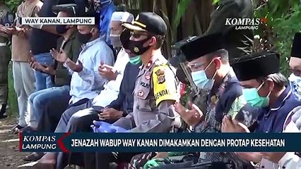 Jenazah Wakil Bupati Way Kanan Dimakamkan Dengan Protap Covid-19