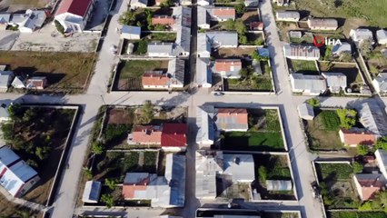 Göl manzaralı simetrik yapılar kuş bakışı ile ayrı bir güzellik oluşturuyor