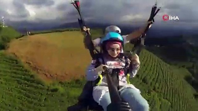 Yamaç paraşütü yaparken havada polis helikopterini görünce zor anlar yaşadılar