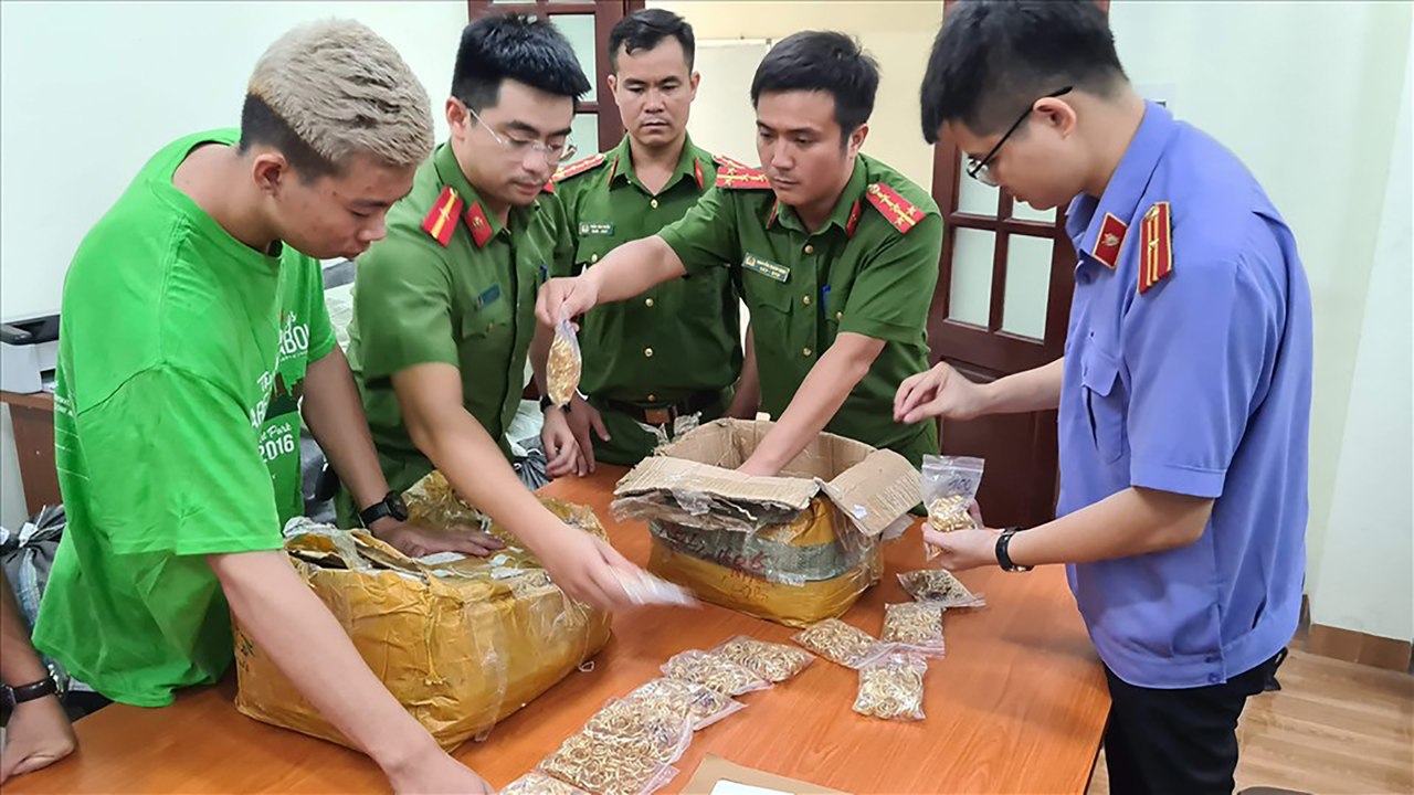 Triệt phá đường dây lừa đảo tặng nhẫn vàng giả | VTC