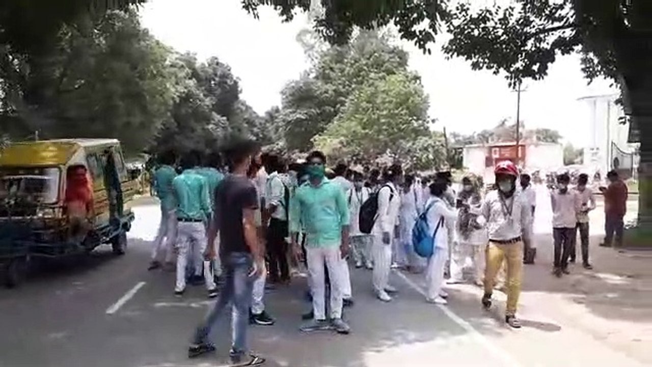 बाराबंकी: मेंऊ हॉस्पिटल में नरसिंग छात्रों का जमकर हंगामा