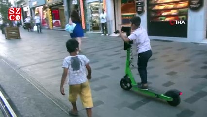 Taksim’de iki çocuğun “Martı”ya bindiği anlar ilginç görüntüler oluşturdu