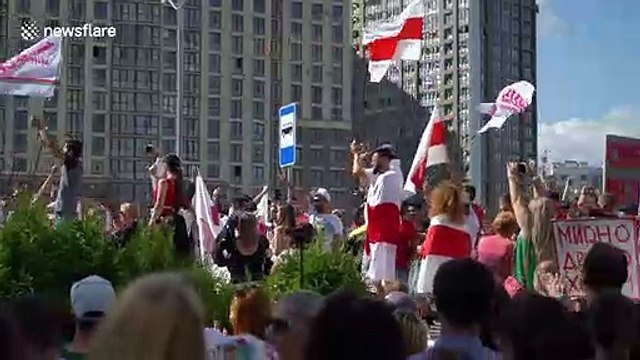 Factory workers stage walk-out en masse in support of TV station strikers in Belarus