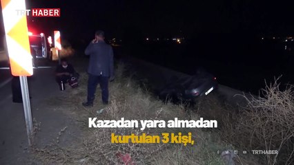 Kaza yaptıkları araçtan çıkıp çay içtiler