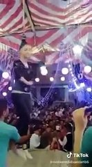فيديو مرعب: فتاة ترقص في الهواء أعلى المعازيم معلقة من شعرها