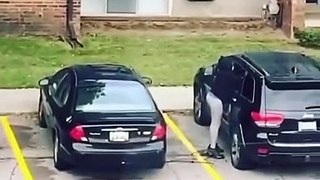 Une femme met le feu à la voiture de son petit ami et se fait griller le visage