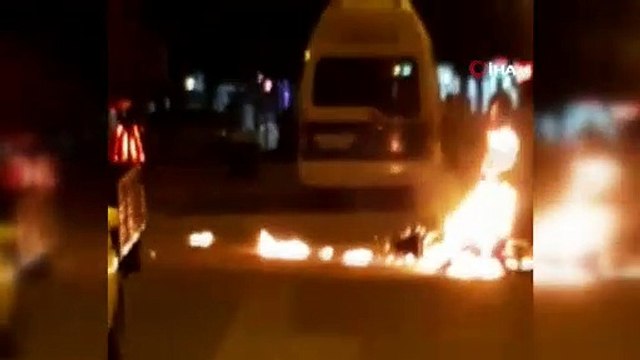 Seyir halindeki motosiklet alev alev yandı