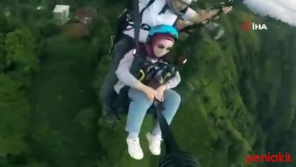 Polis helikopteri havada paraşütle inen sporcuları uyardı! İlginç anlara neden oldu