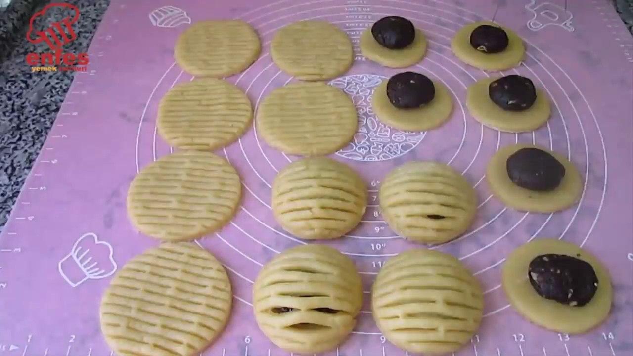 KIYIRLIĞI VE LEZZETİ TAVAN YAPAN ÇATLAMAYAN AĞIZDA DAĞILAN ENFES BİR DOLGULU KURABİYE TARİFİDİR