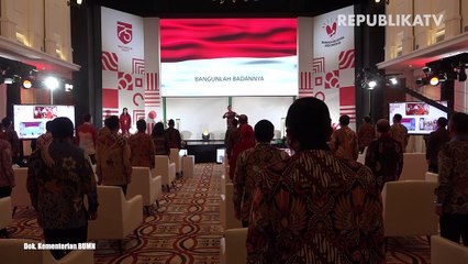 Menteri Badan Usaha Milik Negara (BUMN) Erick Thohir mengamati salah satu produk yang dipamerkan dalam peluncuran program PaDi UMKM, Bela Pengadaan dan Laman UKM di Plaza Mandiri, Jakarta