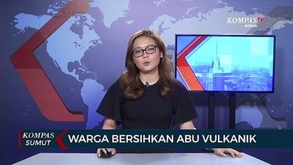 Warga Bersihkan Abu Vulkanik Erupsi Gunung Api Sinabung