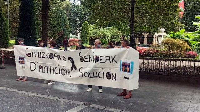 Familiares de usuarios de residencias de mayores de Gipuzkoa se concentran ante la Diputación - EP