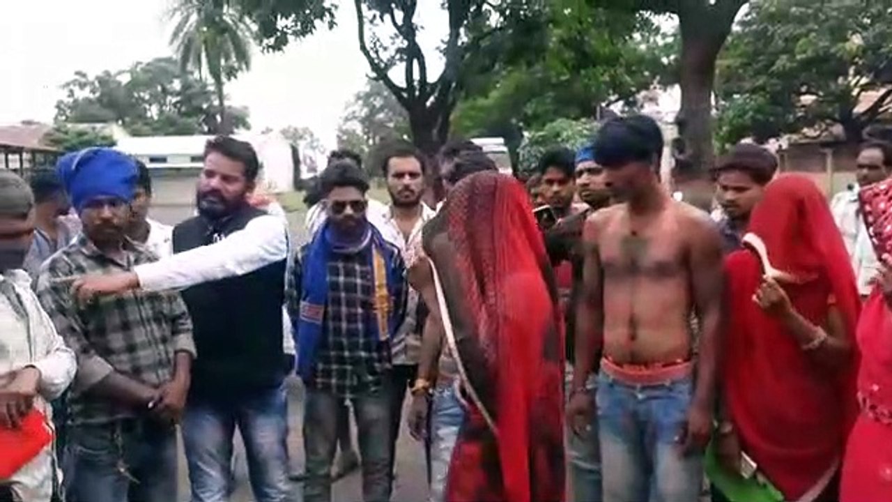 पानी की मोटर चोरी की शंका में गांव के दबंगों ने दलितों को बंधक बनाकर की बहर
