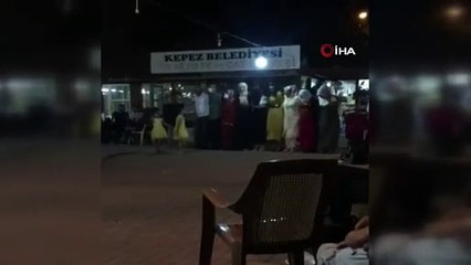 Sosyal mesafeyi halayla deldiler