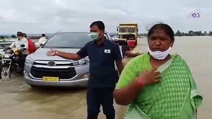 మేమున్నది చెరువులో కాదు నేషనల్ హైవే మీద | Mulugu Mla Seethakka Auto Aerial Survey On Road