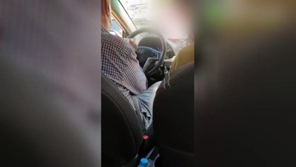 Taksicinin araçtaki yolcuları hiçe sayıp yaptığı hareket "pes" dedirtti