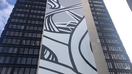 La plus grande fresque "Ground UP" artistique d’Europe habille l’IT Tower à Bruxelles.