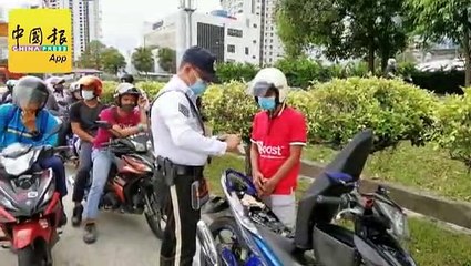 违法没使用摩哆车道  骑士不耐烦 催交警给SAMAN