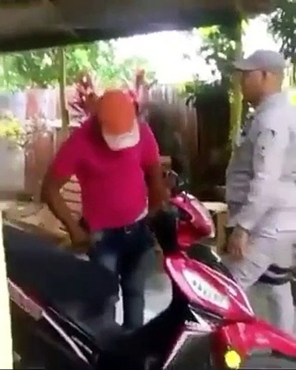 Agente de la Policía  golpea y arrastra a un hombre varias veces