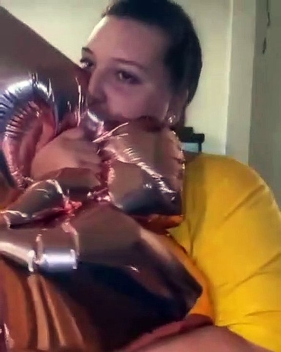 Une femme inhale de l'hélium dans une cuisine (Fail)