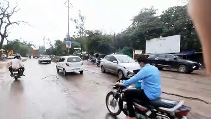 दो दिन बाद अचानक बदला मौसम, रुक-रुककर सुबह से हो रही बारिश