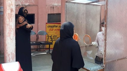 कांधला: अस्पताल पर आने वाले मरीजों की टीम कर रही है स्क्रीनिंग