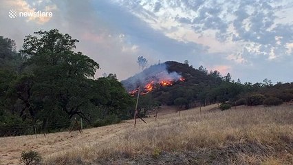 Скачать видео: Firefighters continue to battle wildfires in California during heatwave