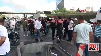 Motosikletli polisler kaza yaptı. Ağır yaralanan 2 polis memuru hastaneye kaldırıldı | Video
