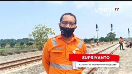 Jangan Ditiru!! Detik-Detik Pengendara Motor Ditabrak Kereta Karena Menerobos Palang Perlintasan