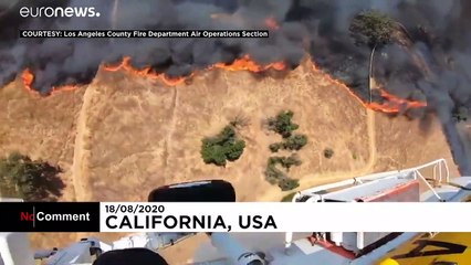 Tűzoltó helikopterről próbálják megfékezni a lángokat Kaliforniában