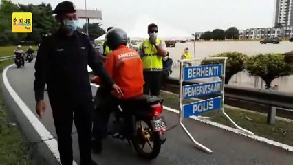 违法没使用摩哆车道  骑士不耐烦 催交警给SAMAN