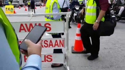 违法没使用摩哆车道  骑士不耐烦 催交警给SAMAN