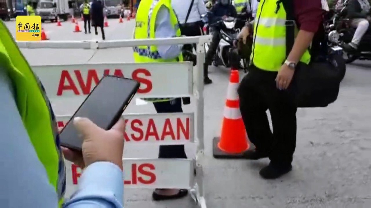 违法没使用摩哆车道  骑士不耐烦 催交警给SAMAN