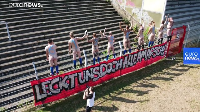 Futbolda ticarileşmeye karşı çıplak protesto: 22 oyuncu çorapla sahaya çıktı