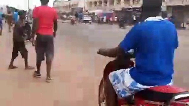 Des maliens manifestent devant la maison du Président IBK à Bamako