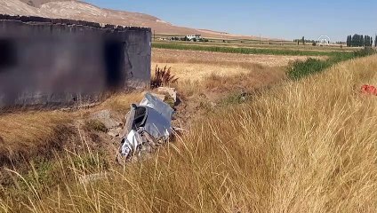 Otomobil şarampole devrildi: 4 yaralı - SİVAS