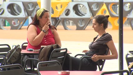 Entra en vigor en Cataluña y Valencia la prohibición de fumar en el exterior