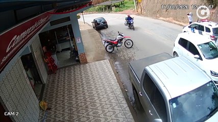 Câmeras de segurança flagram jovem com botija de gás sendo "escoltado" pela polícia em Santa Maria de Jetibá