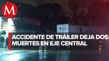 Tráiler choca contra auto y dos negocios en Eje Central