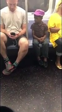Ce passager laisse son iPhone à un enfant pour qu'il joue... Moment adorable