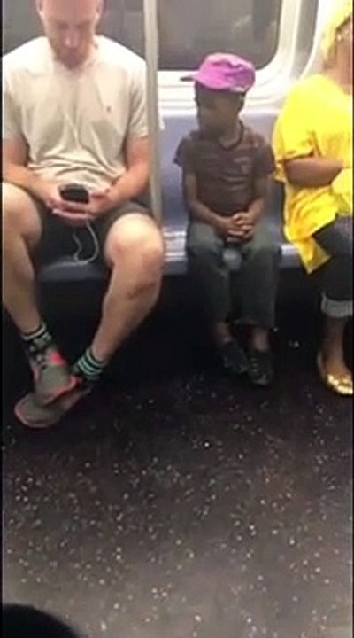 Ce passager laisse son iPhone à un enfant pour qu'il joue... Moment adorable