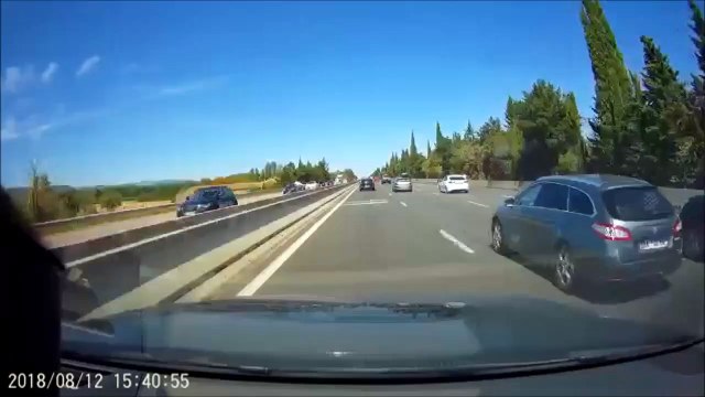 Il réussit à éviter une voiture à l'arrêt sur l'autoroute