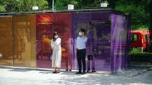 Instalaron baños públicos transparentes en los parques de Tokio