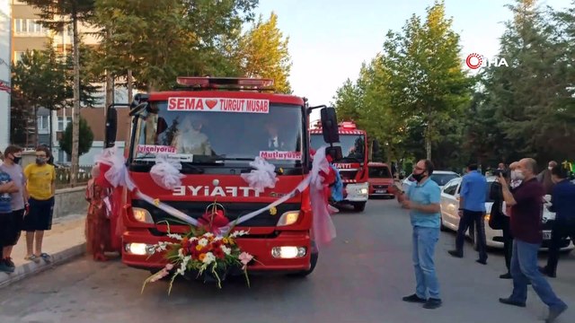 Sirenler bu kez mutluluk için çaldı...İtfaiye aracı gelin arabası oldu