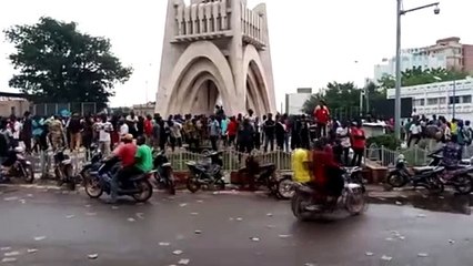 Askeri hareketlilik sonrası muhalifler Bağımsızlık Meydanı'nda toplandı - BAMAKO