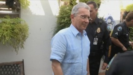 Expresidente Uribe renuncia al Senado colombiano tras detención domiciliaria