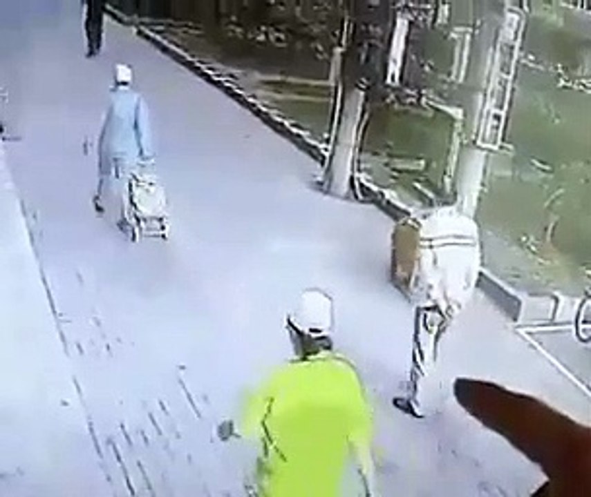 kafasına kedi düştü