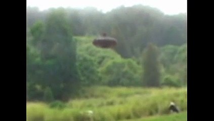 UFO Video Strange Metallic UFO Caught on Tape! Feburay 7 2011