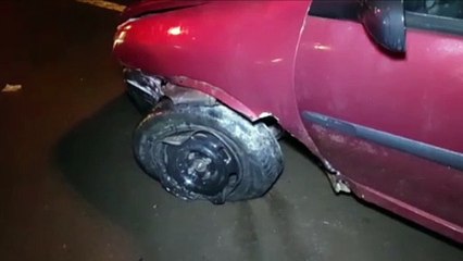 Carro atinge mureta no viaduto da Avenida Carlos Gomes