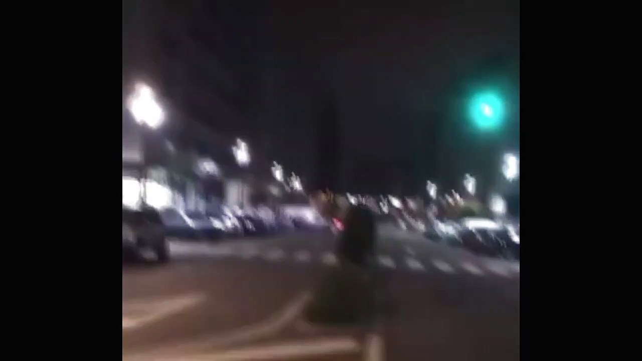 Momento no que un vehiculo acabou no interior da fonte luminosa de Rosalia de Castro de Vigo